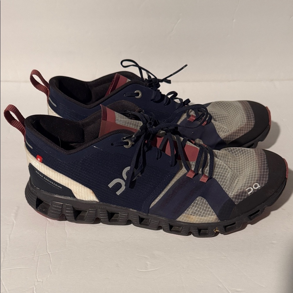 On Running Women's Size 10 Navy and Burgundy Athletic Shoes
